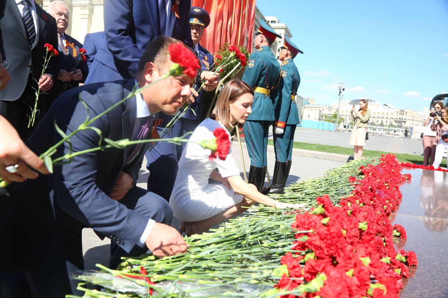 Возложение цветов 9 мая фото