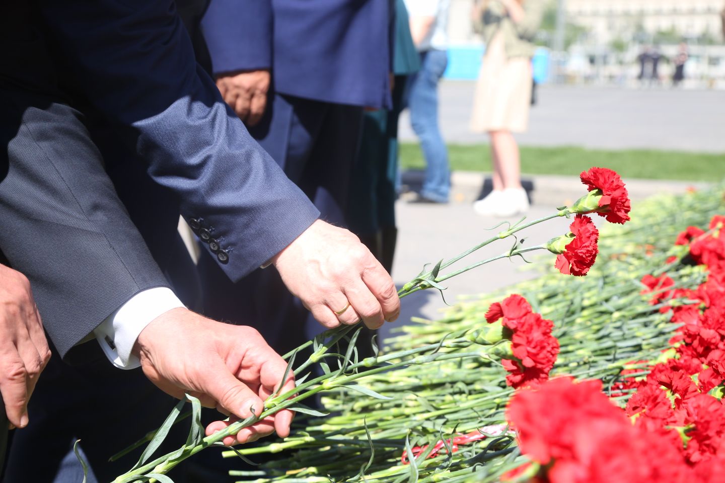 Сегодня возложили цветы. Возложение цветов к могиле неизвестного солдата. Церемония возложения цветов. Корзина для возложения цветов вахты памяти. 22 Июня возложение картинки.