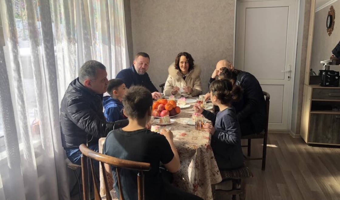 Дмитрий Саблин навестил спасенных из Сирии детей