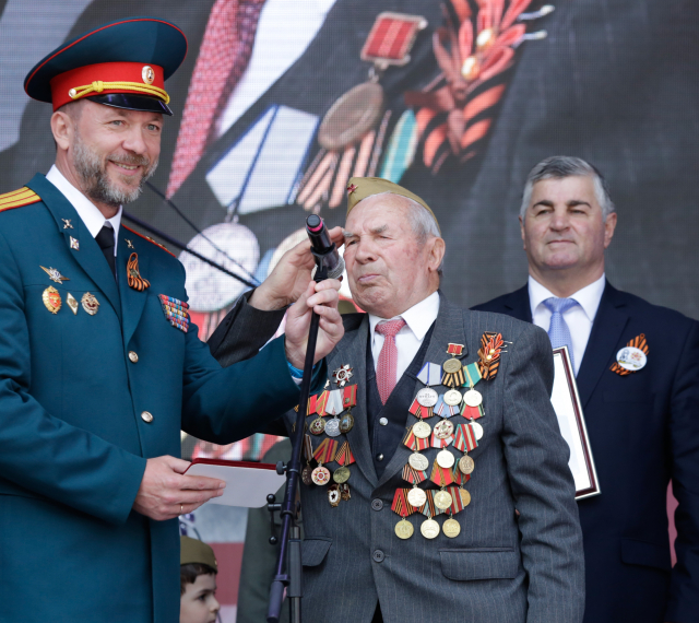 Дмитрий Саблин вручил подарки ветеранам